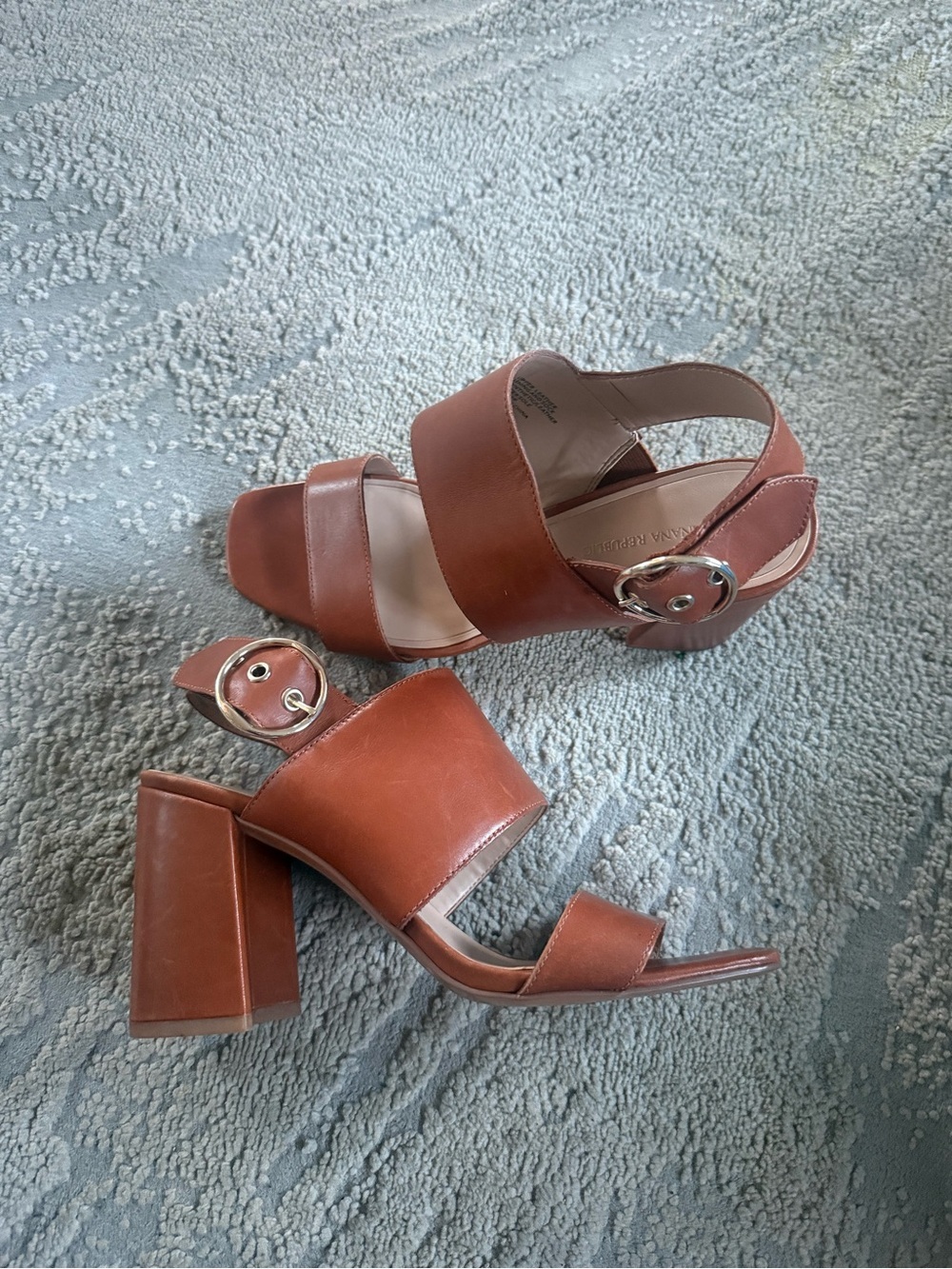 Banana Republic cognac brown heels sandals chunky block heel thick straps 9
